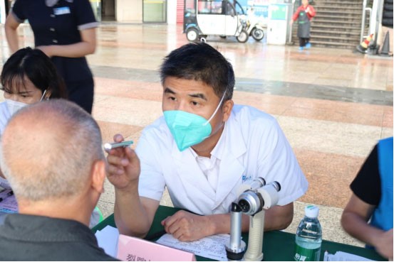 義診現場。重慶華廈眼科醫院供圖