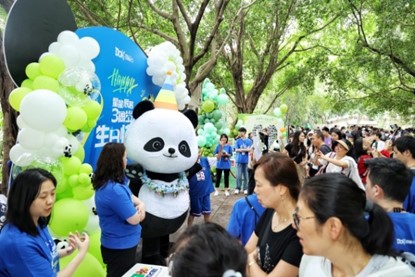 大熊貓粉絲參加“星星”“辰辰”的三歲生日慶?；顒?。重慶銅雀臺整形外科醫院供圖
