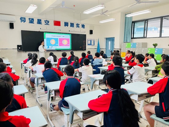 講座現場。華廈渝州眼科醫院供圖