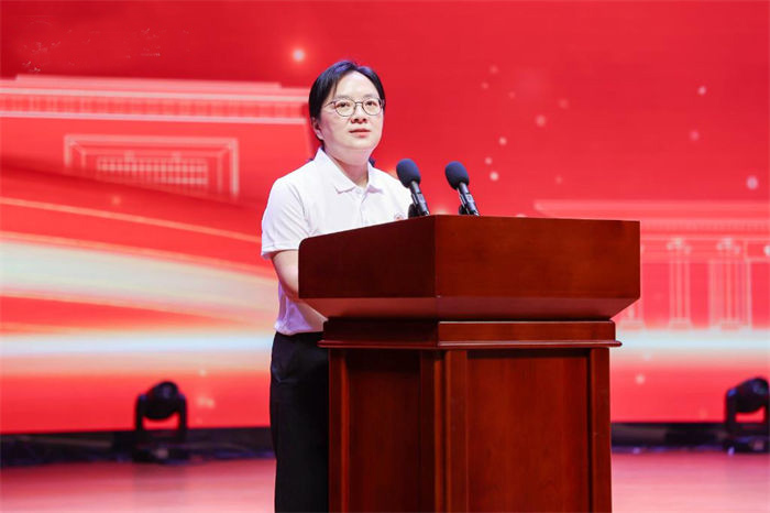 重慶市中醫院黨委書記唐玲發言。學校供圖