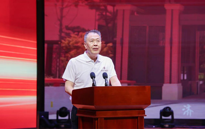 重慶中醫藥學院黨委書記、院長周建軍作工作報告。學校供圖