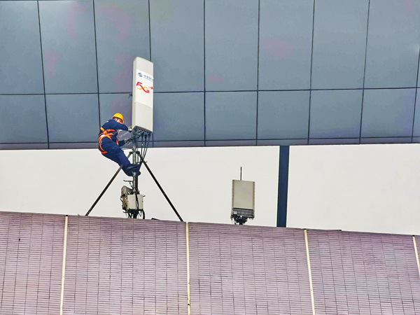 重慶移動工作人員對洋河體育場無線網絡信號進行優化。重慶移動供圖