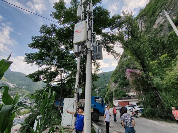 重慶移動工作人員提升區縣低層居民區網絡覆蓋。重慶移動供圖