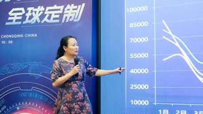 周奇志教授現場解讀《中、歐國際近視手術大數據白皮書2.0》。愛爾眼科·重慶眼視光眼科醫院供圖