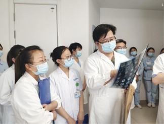 李明棟帶領醫生團隊進行查房。重慶仁品耳鼻喉醫院供圖