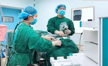 李明棟為患者進行手術。重慶仁品耳鼻喉醫院供圖