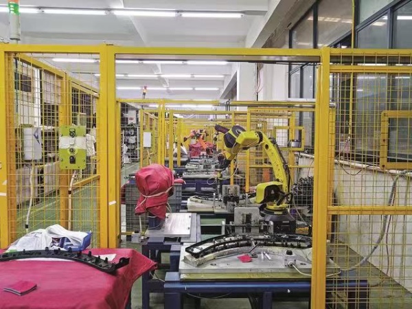 四川湘鄰科技有限公司焊接車間，7套機器人忙著趕制訂單。鄰水縣融媒體中心供圖