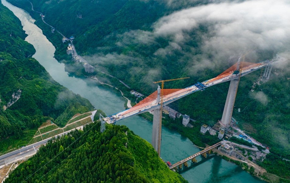 渝湘復線高速磨寨烏江特大橋合龍。重慶市交通運輸委供圖