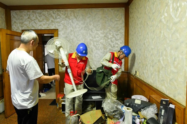 國網重慶江津供電公司黨員服務隊隊員為困難家庭檢查用電安全。王化全攝