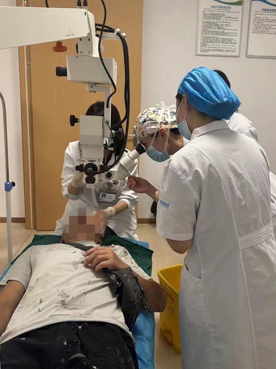 治療現場。華廈渝州眼科醫院供圖