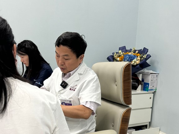 刁慶春看診中。重慶美萊整形美容醫院供圖