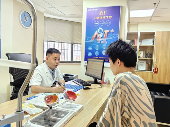 葉進為近視患者面診。重慶普瑞眼科醫院供圖