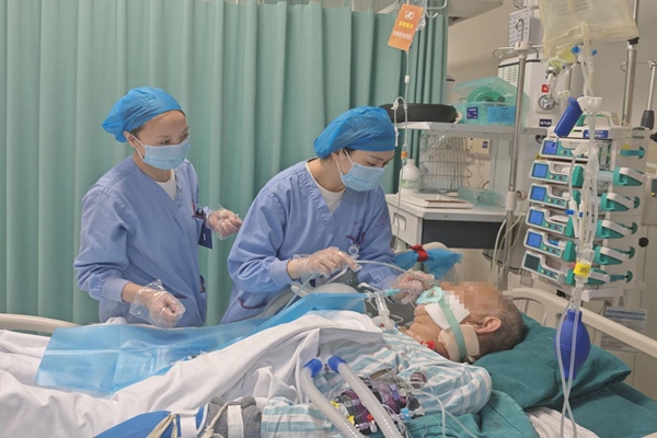 護士正在為患者置空腸管給予營養支持。重慶醫科大學附屬第二醫院供圖