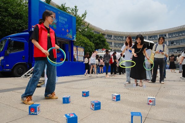 志愿者引導同學們參加科普互動游戲。主辦方供圖