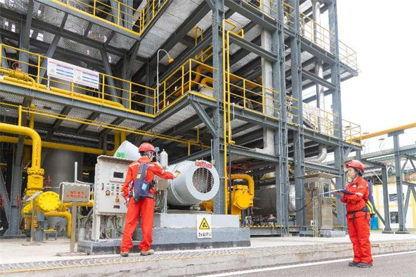 工作人員對設備進行巡檢。 曾英豪攝