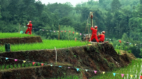 梯田一角，鉆井員工采用最小面積施工。西南物探分公司供圖