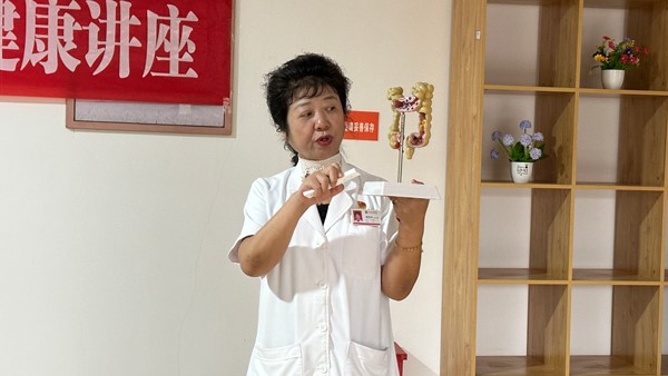 謝恩莉講解現場。重慶圣佑肛腸醫院供圖