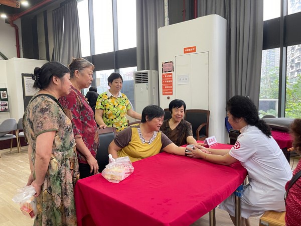 義診服務。重慶圣佑肛腸醫院供圖