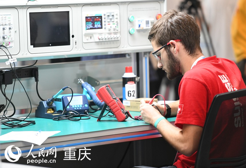 參賽選手參加第二屆“一帶一路”國際技能大賽比賽現場。人民網記者 胡虹攝