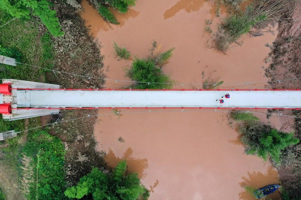 黨員服務隊對綦河沿線繼續開展防汛特巡。王化全攝