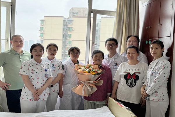 心血管內科團隊祝賀余奶奶康復出院。重慶醫科大學附屬第二醫院供圖