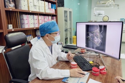 魏戰軍為患者講解矯正方案。重慶牙博士口腔供圖