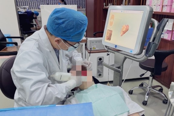 魏戰軍為患者進行口腔掃描。重慶牙博士口腔供圖