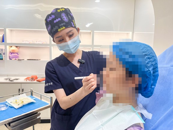 朱芯進行實操演示。重慶軍美醫療美容醫院供圖