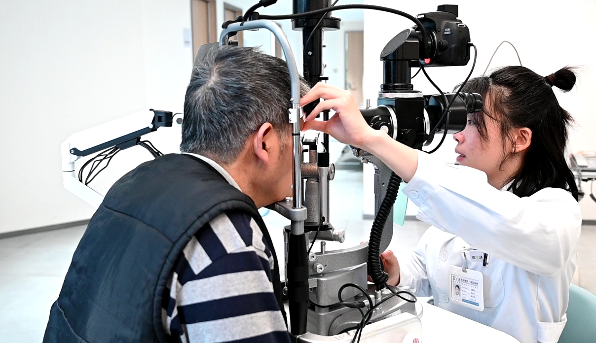 唐大爺眼部檢查中。重慶南坪愛爾眼科醫院供圖