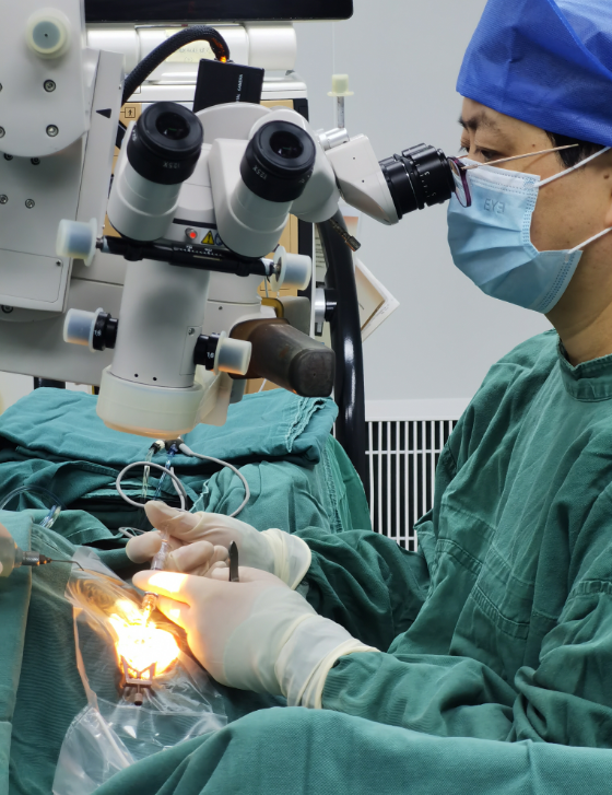 張曉城為患者實施白內障手術。重慶南坪愛爾眼科醫院供圖