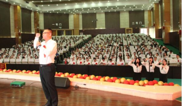 渝北中學帶領青年教師初心宣誓。渝北中學供圖