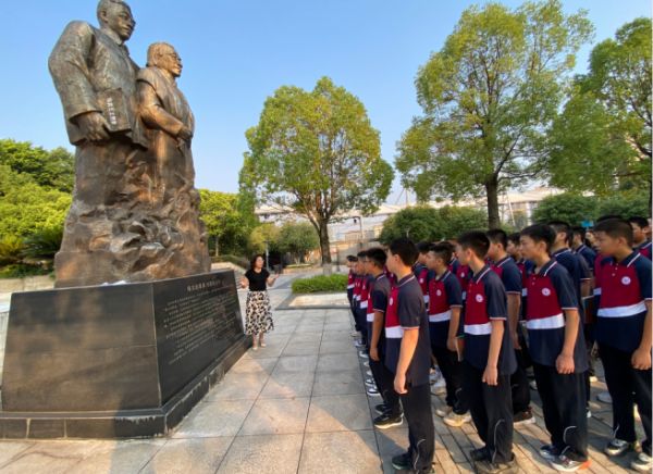渝北中學“戶外教育”闡述“紅巖-蓮華”精神的由來。渝北中學供圖