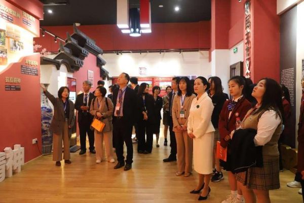 參觀地方黨史展示館暨校史館活動。南華中學供圖