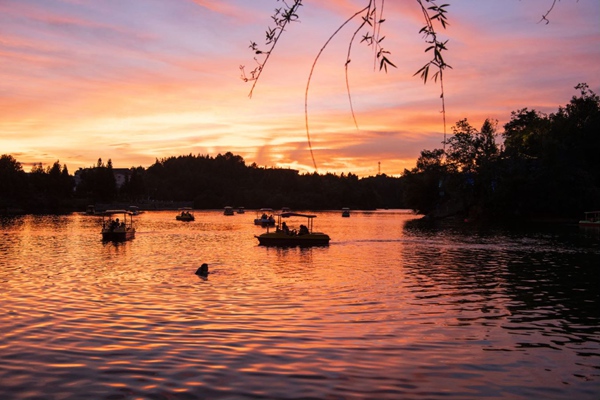 黃水月亮湖。吳新民攝
