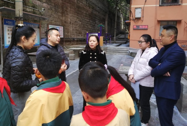 開展百名校長進社區活動。大渡口區鋼花小學供圖