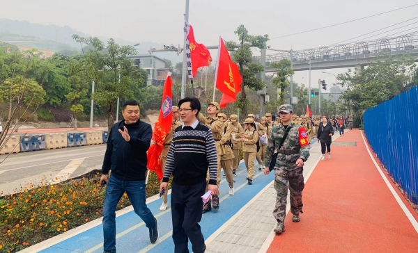 “重走重慶解放之路”徒步國防拉練暨國防與生命教育綜合實踐活動。重慶市長征學校供圖