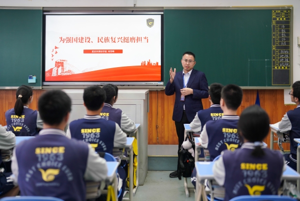 “雙優”數學名師為學生上思政課。川外附校供圖