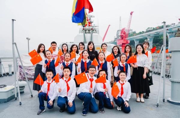 學校黨員、共青團員、少先隊員代表參觀海軍166艦陳列館。重慶外國語學校森林小學供圖
