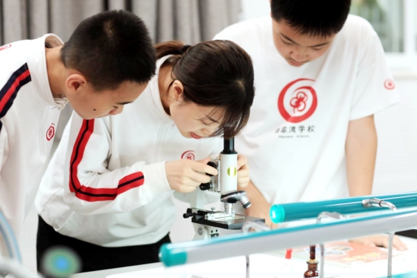 學生正在上生物實驗課。重慶市九龍坡區謝家灣學校供圖