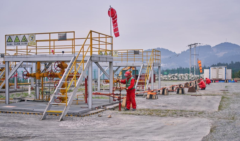 涪陵頁巖氣田員工進行氣舉作業準備。涪陵頁巖氣公司供圖