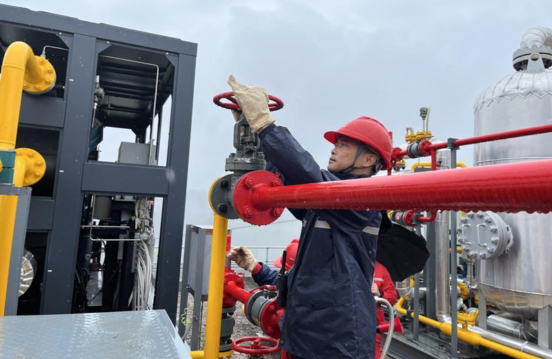 涪陵頁巖氣田員工檢查新井生產情況。涪陵頁巖氣公司供圖