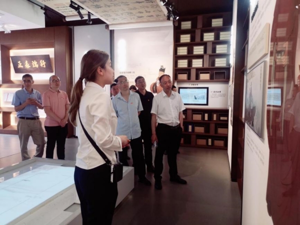 參觀學習中華家訓館開展黨紀學習警示教育。兩江育才中學供圖