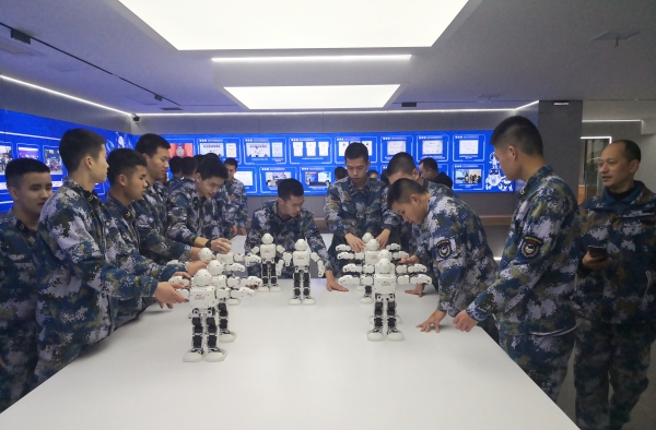 海航學子探究機器人跳舞的奧秘。重慶十一中供圖