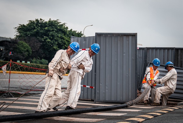 作業人員施放高壓電纜。國網重慶永川供電公司供圖