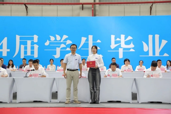 校長王順克為畢業生代表頒發畢業證書。重慶水電職業學院供圖