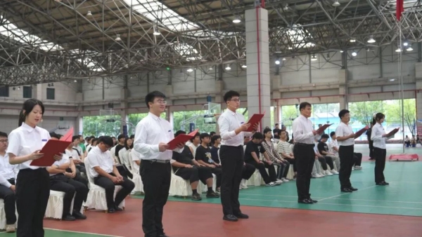 畢業生代表誦讀謝師辭。重慶水電職業學院供圖