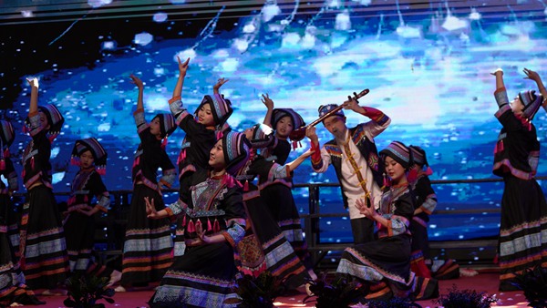 舞蹈隊表演《琴愫》。涪陵第十五中學校供圖