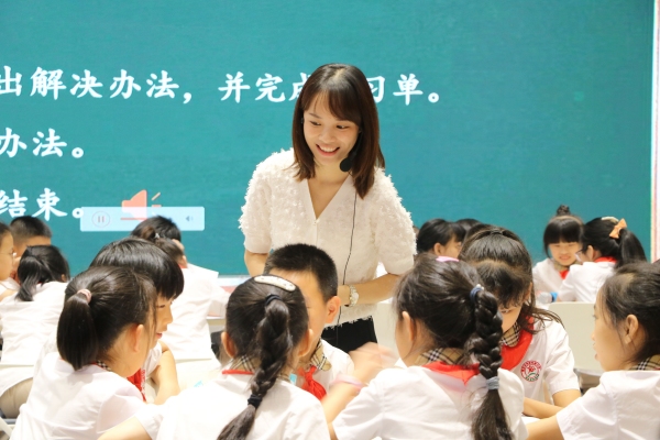 黨員教師課堂教學。江北區新村致遠實驗小學校供圖