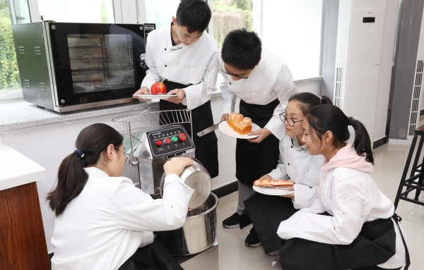 烹飪課。重慶市徐悲鴻中學供圖