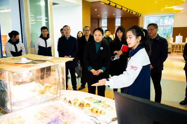 學生匯報STEAM教育成果。重慶市徐悲鴻中學供圖